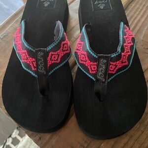Like new Reef SANDY Women's Black flip flops Sandals with Pink & blue thong Sz 7